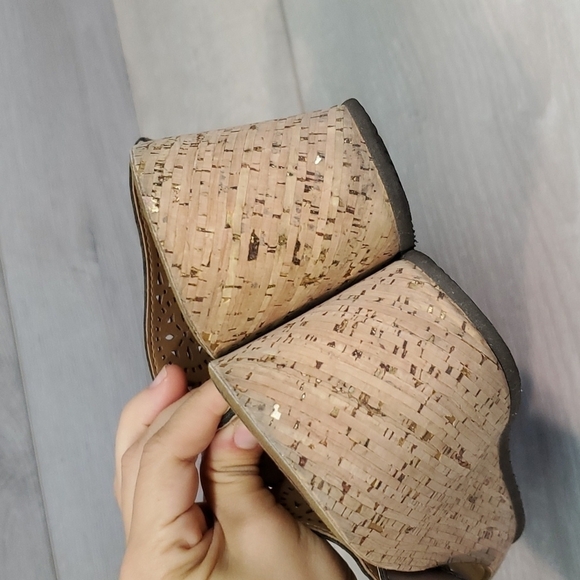 Clarks "Like New"Womens T Strap Wedge Comfort Sandals shoes sz 8M - Picture 5 of 11